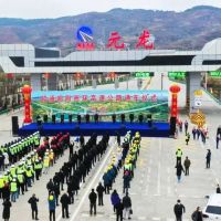 國內(nèi)全部采用道硅水泥、機(jī)制砂配制滑模攤鋪混凝土路面高速公路建成通車